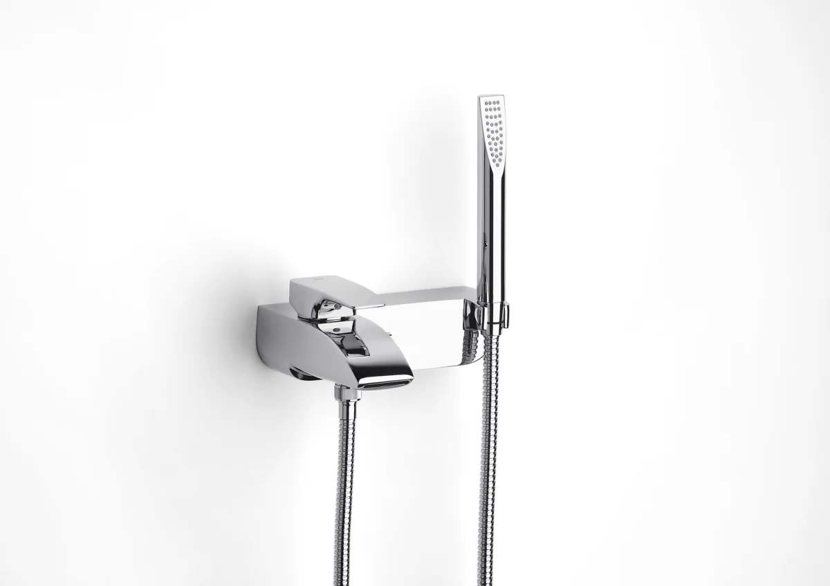 Wall-mounted bath-shower mixer with automatic diverter with retention, Stella 100/3F hand-shower, 1.75 m satin PVC flexible shower hose and fixed wall bracket.