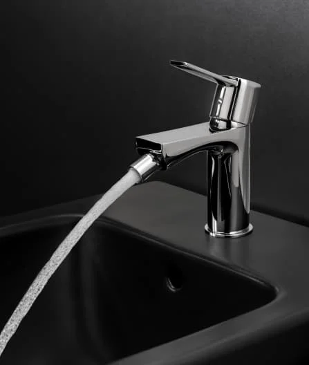 Bidet mixer with ball-valve jet regulator and flexible supply hoses