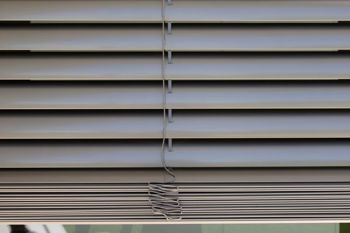 Motorized integrated BSO venetian blinds (100% aluminum slats for maximum durability)